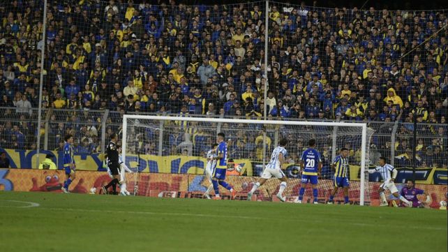 El gol de Racing. Zaracho se anticipó a Sández y derrota a Ledesma con remate cruzado.