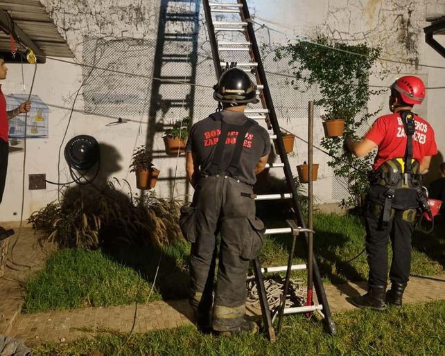 En apenas una hora, los bomberos rescataron a dos mujeres que habían caído en diferentes pozos