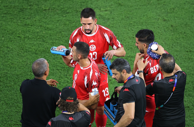 Los jugadores de Túnez recurren a varios métodos para refrescarse durante una de las pausas de hidratación en el partido ante Suecia, en Monterrey.