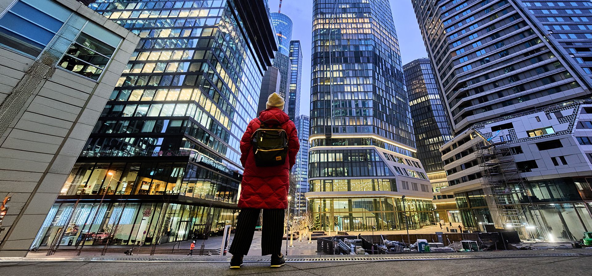 Una mujer observa las torres de oficinas en el centro de Frankfurt, Alemania, el miércoles 3 de diciembre de 2025. (Foto AP/Michael Probst) Una mujer observa las torres de oficinas en el centro de Frankfurt, Alemania, el miércoles 3 de diciembre de 2025. (Foto AP/Michael Probst)