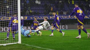 Marco Ruben impacta tras el cabezazo de Copetti, pero Brey le tapa el remata con la mano izquierda.