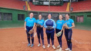 El equipo nacional de sóftbol entrena a diario en el Estadio Nafaldo Cargnel.