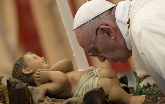 El Sumo Pontífice. Francisco besa una imagen del Niño Dios