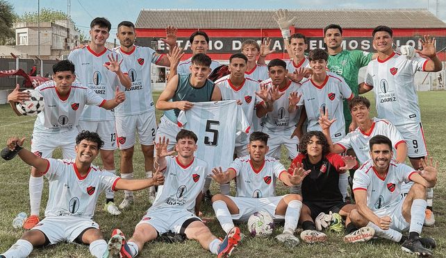 Unión de Álvarez. Los rojinegros participarán por tercera vez en los torneos organizados por AFA. &nbsp;