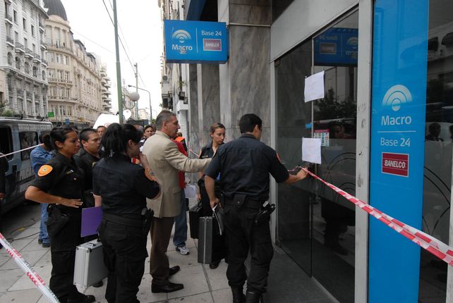 Policías y peritos en la puerta del banco Macro saqueado en el barrio de Congreso en la madrugada del 6 al 7 de marzo de 2010.&nbsp;
