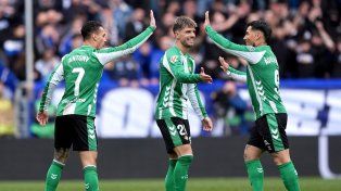 Gio Lo Celso saluda al Chimy Ávila tras anotar el gol de Betis.