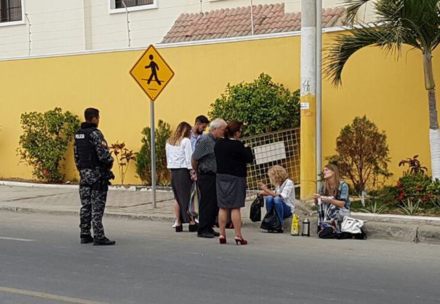 La familia de una de las víctimas dialoga con la fiscal antes de entrar al debate