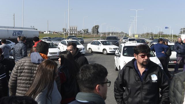 Una de las manos de la autopista Rosario-Santa Fe estuvo cortada durante 16 horas en reclamo de mayor seguridad tras el intento de homicidio de una taxista en San Lorenzo.