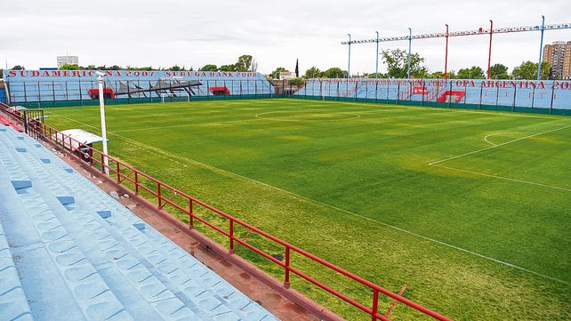 El campo de juego. Las dimensiones son 103 x 67 metros. Las del Coloso y el Gigante: 105 x 70 .