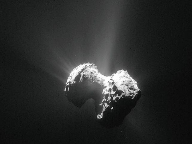 El cometa 67P tiene su cita con el Sol este jueves. Y por primera vez llega acompañado por la sonda europea Rosetta.