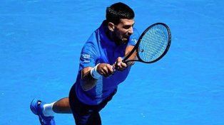 Novak Djokovic no pudo completar por lesión su partido ante Zverev, que jugará la final del Australia Open.