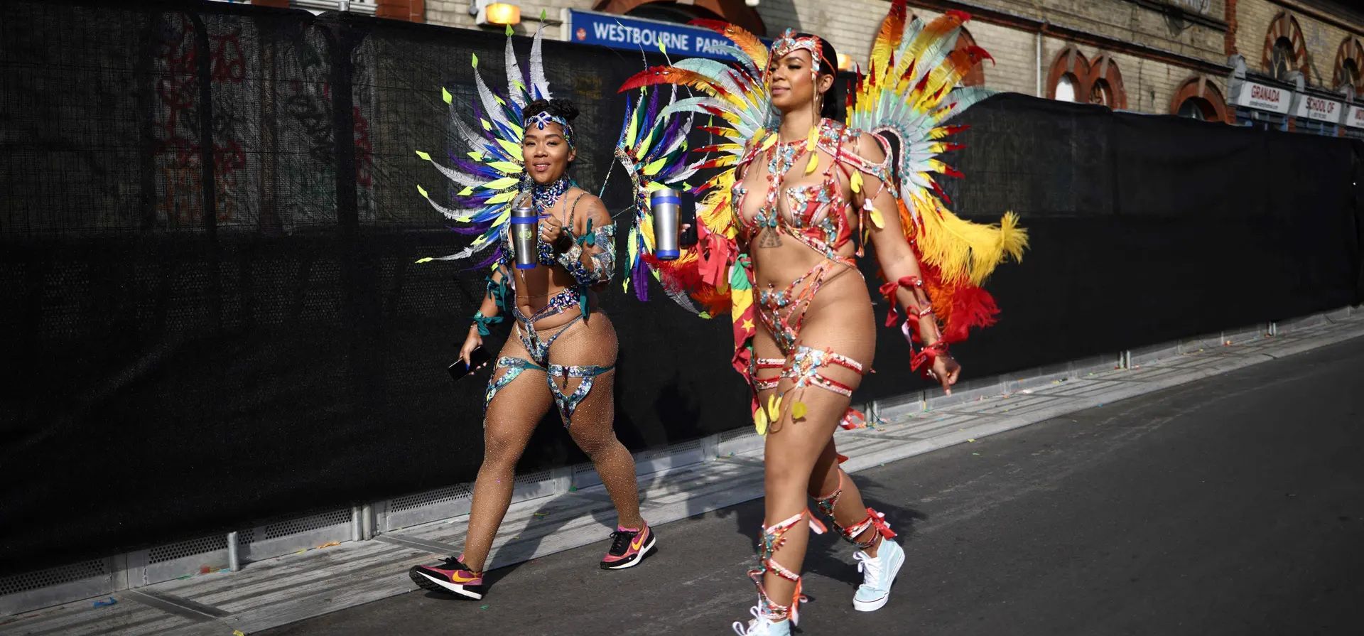 Londres, Reino Unido. Artistas bailarines llegan para participar en el día principal del desfile del Carnaval de Notting Hill. Fotografía: Henry Nicholls/AFP/Getty Images Londres, Reino Unido. Artistas bailarines llegan para participar en el día principal del desfile del Carnaval de Notting Hill. Fotografía: Henry Nicholls/AFP/Getty Images