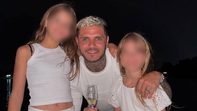 El delantero del Galatasaray debería firmar los pasaportes de sus hijas para que puedan regresar a Argentina.