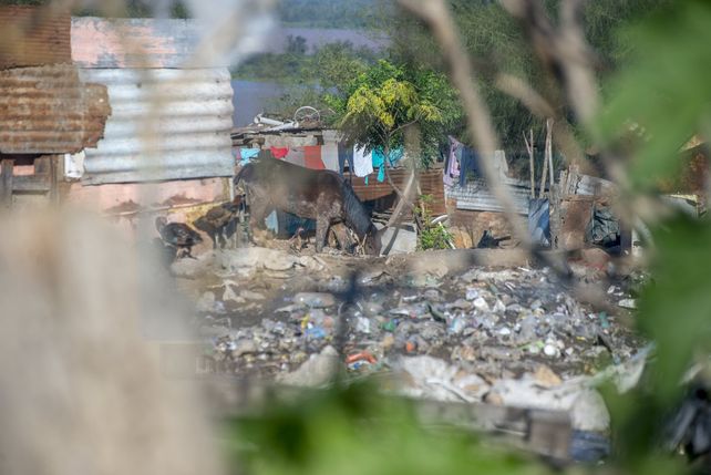 En calle Don Segundo Sombra al final, once familias viven con riesgo de caer al vacío
