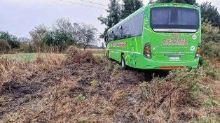 El colectivo despistó en la Ruta 12 a la altura de El Palenque.