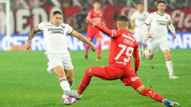Armando Méndez mete pierna fuerte contra Costa en el último partido entre Newell's e Independiente. 