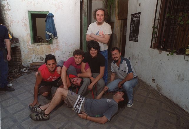 Vándalos en el 2000. El Poti (remera roja)