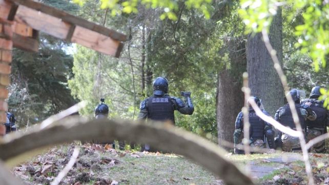 Militantes mapuches resistieron un desalojo en Villa Mascardi, cerca de Bariloche