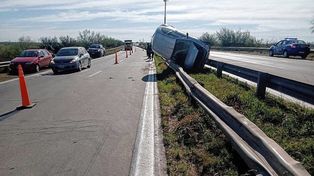 Perdió el control del auto y quedó montado en el guardarraíl del cantero central&nbsp;