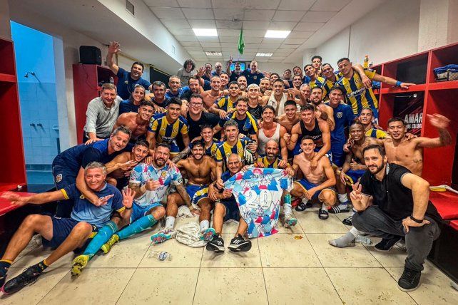 El plantel de Central celebró recordando la diferencia en el historial del clásico