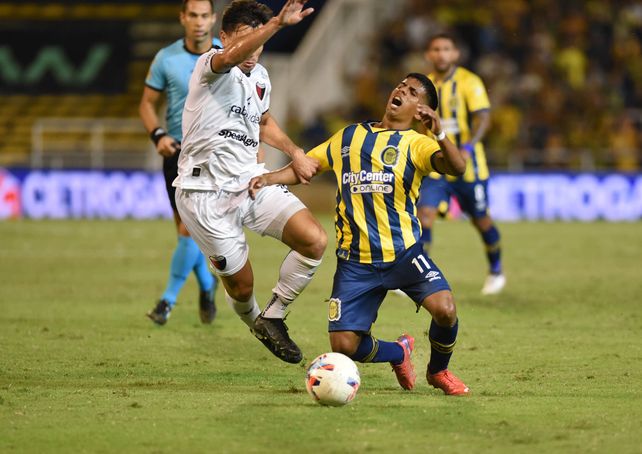 El Pupi Ferreyra actuó como enganche frente a Colón. Cuando convirtió un gol el DT lo sacó.