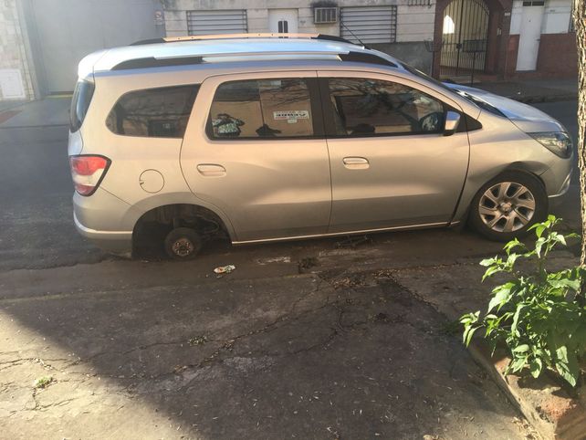 Fue a buscar su auto estacionado sobre calle Saavedra  y le faltaba una rueda