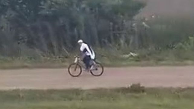 El hincha de Gimnasia fue captado pedaleando al costado de la autopista Rosario-Buenos Aires.