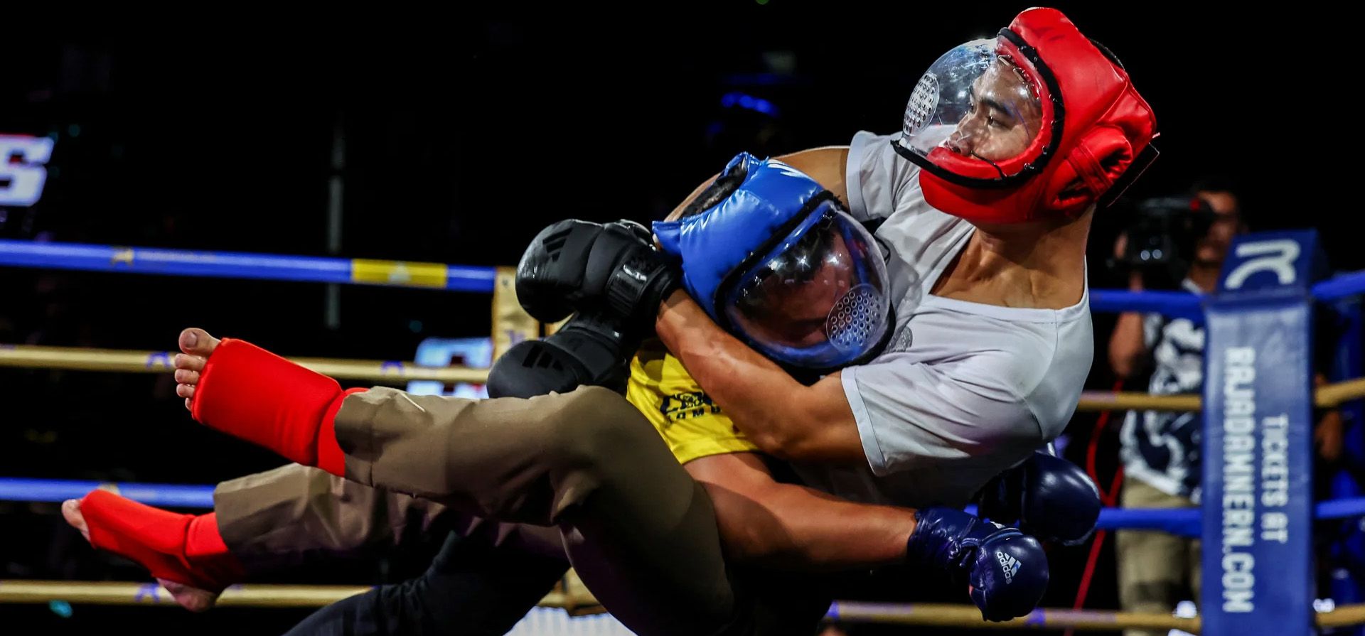 Los oficiales de policía participan en Cops Combat, una competencia nacional de artes marciales para ayudar a mejorar las habilidades de defensa personal, Bangkok, Tailandia. Fotografía: Chalinee Thirasupa/Reuters Los oficiales de policía participan en Cops Combat, una competencia nacional de artes marciales para ayudar a mejorar las habilidades de defensa personal, Bangkok, Tailandia. Fotografía: Chalinee Thirasupa/Reuters