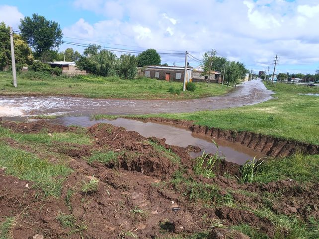 La ruptura manual del canal derivó en un desvío del curso de agua que produjo el anegamiento de la planta urbana.