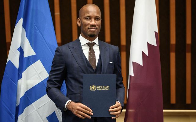 La leyenda del fútbol Didier Drogba posa después de ser nombrado Embajador de Buena Voluntad para el Deporte y la Salud de la Organización Mundial de la Salud, en la sede de la OMS en Ginebra, Suiza, el miércoles 18 de octubre de 2021.