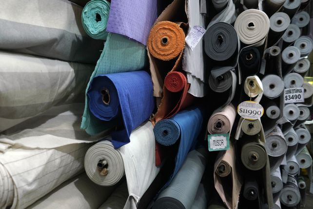 El negocio trabaja una amplia variedad de telas y texturas para las cortinas de hogares y desarrollos comerciales.