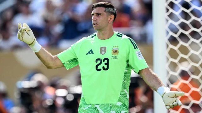 Dibu Martínez confirmó que estará en la doble fecha FIFA y habló de su continuidad en la Selección Argentina