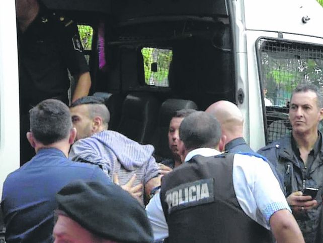 operativo. Detuvieron a tres jóvenes y a una adolescente de 15 años.