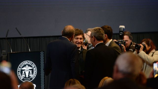 Simioni, Javkin y Pullaro saludando a Milei. El único contacto del acto en 2024.