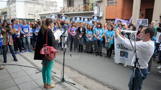 Se concentraron. En la Fiscalía Regional del Ministerio Público de la Acusación una multitud pidió justicia por la docente asesinada en Alto Verde.&nbsp;
