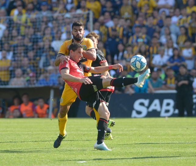 Brítez trata de manera poco ortodoxa frenar a La Fiera Rodríguez.