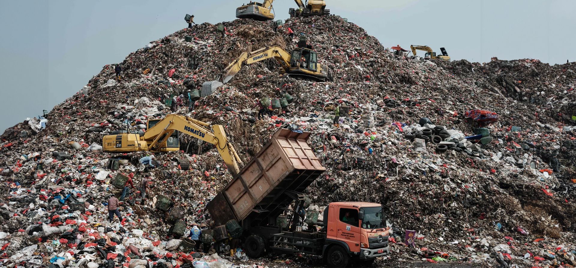 Yakarta, Indonesia. Los camiones descargan en el vertedero de Bantar Gebang, uno de los vertederos más grandes del mundo. El sitio tiene el tamaño de 200 campos de fútbol y recibe 7.500 toneladas de residuos de la ciudad cada día. Fotografía: Yasuyoshi Chiba/AFP/Getty Images Yakarta, Indonesia. Los camiones descargan en el vertedero de Bantar Gebang, uno de los vertederos más grandes del mundo. El sitio tiene el tamaño de 200 campos de fútbol y recibe 7.500 toneladas de residuos de la ciudad cada día. Fotografía: Yasuyoshi Chiba/AFP/Getty Images