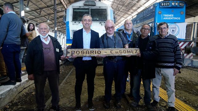Amigos del Riel con su histórico cartel de aquellos trenes locales de antaño.