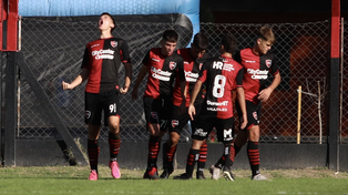 El grito sagrado. Scarpeccio festeja uno de sus tres goles.