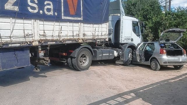 Impresionante choque: un auto fue embestido por un camión