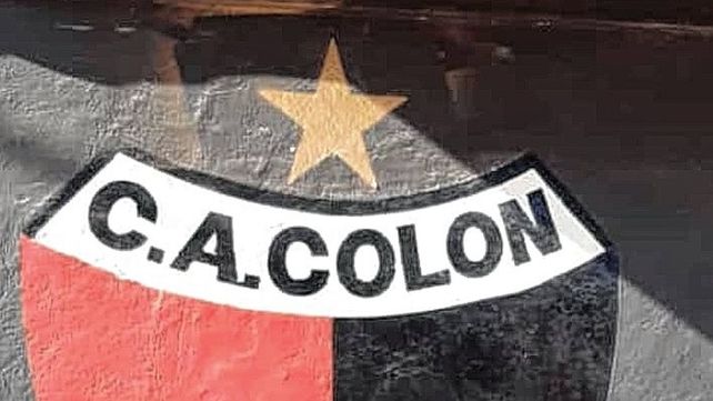 Los hinchas de Colón pintaron la estrella que alcanzó el club por sobre el escudo del club en la sede de la institución.