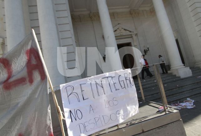 Intolerancia. El frente del Palacio Legislativo fue atacado a huevazos y piedrazos
