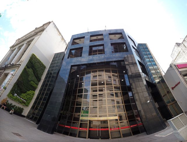 La sede central de la entidad crediticia donde estaban retenidos los fondos.