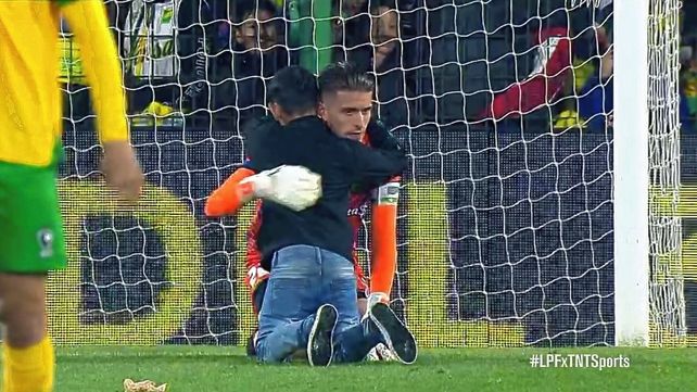 Un niño fue a abrazar a Unsain despues de la derrota ante boca en el último minuto