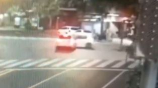 Una cámara de videovigilancia captó el momento del espectacular choque.&nbsp;