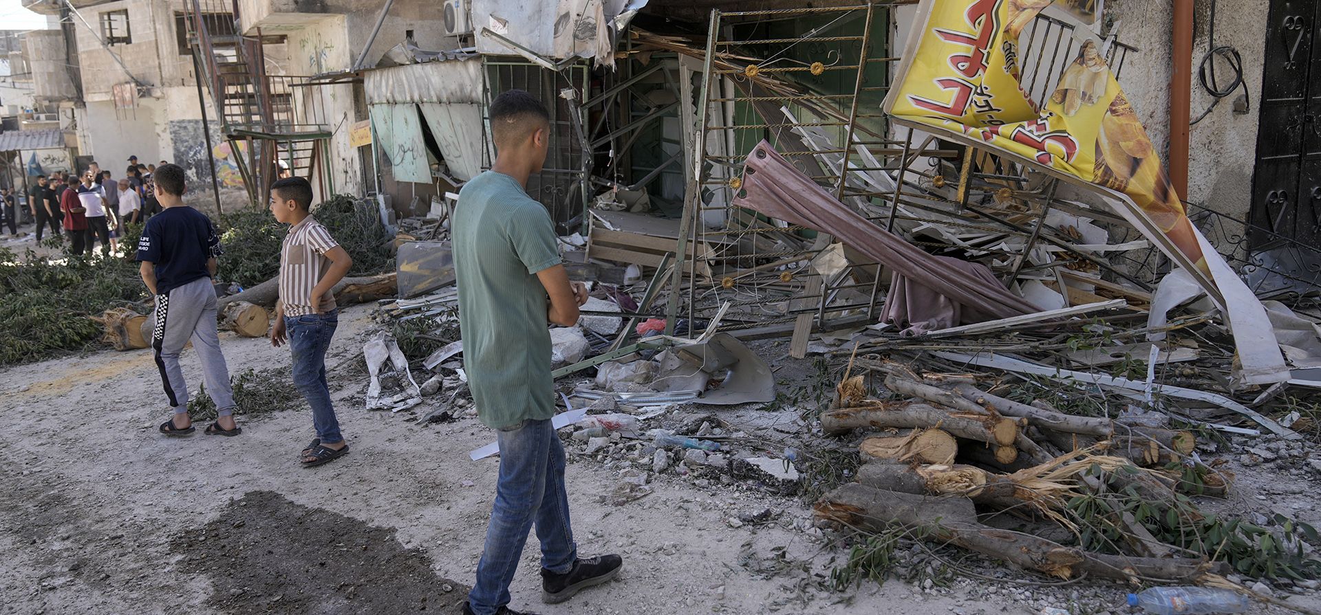 Palestinos inspeccionan los daños en el campo de refugiados de Al Fara'a, en la ocupada Cisjordania, tras una incursión militar israelí, el lunes 10 de junio de 2024. (Foto AP/Majdi Mohammed) Palestinos inspeccionan los daños en el campo de refugiados de Al Fara'a, en la ocupada Cisjordania, tras una incursión militar israelí, el lunes 10 de junio de 2024. (Foto AP/Majdi Mohammed)