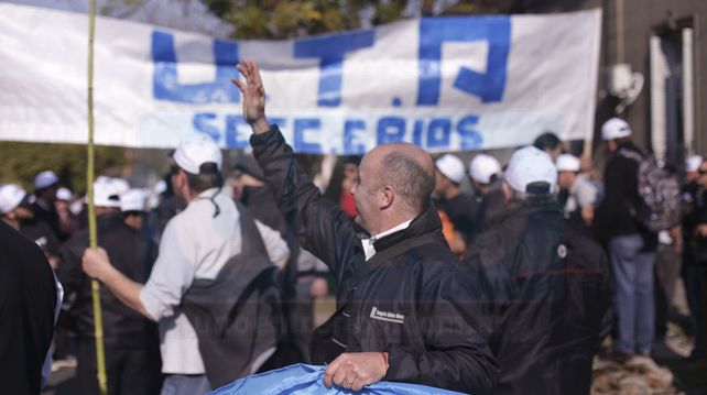 MOvilización. UTA Paraná se manifestó frente al palacio municipal y marchó luego a Casa de Gobierno.