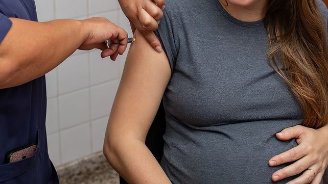 La vacuna contra el Virus Sincicial Respiratorio protege a la madre embarazada y a sus bebés. Salud recomienda la inmunización entre las 32 y 36 semanas