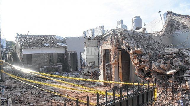 Las vecinas de la casa que sufrió la explosión en barrio Mariano Comas debieron mudarse.