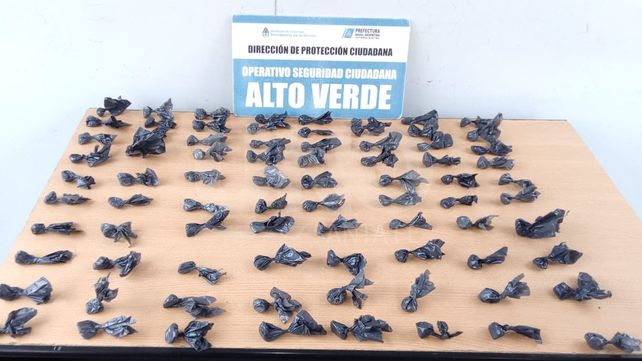 Sorprendieron a un adolescente que circulaba por las calles de Alto verde con droga en su moto